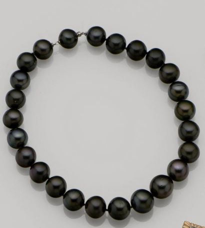 Collier de vingt-cinq perles de Tahiti grises...