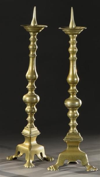 Paire de pique-cierges en bronze, la base...