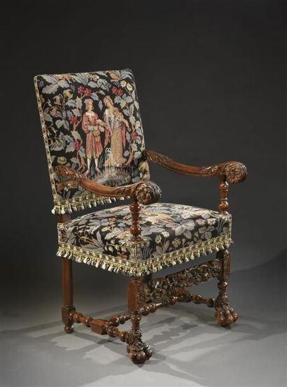 Beau fauteuil en noyer, les accotoirs galbés...