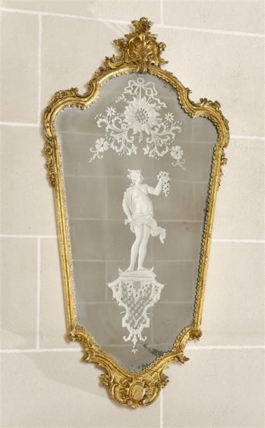 Miroir à base et fronton mouvementés en bois...