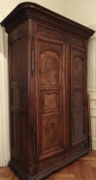 
Armoire en noyer mouluré ouvrant à deux...