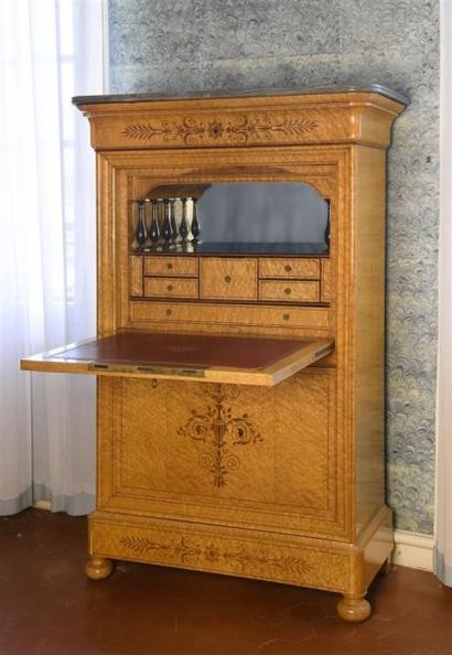 Secrétaire droit en placage de loupe d'orme...