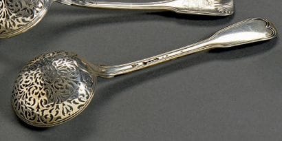 Cuillère à sucre en argent, modèle à filets,...