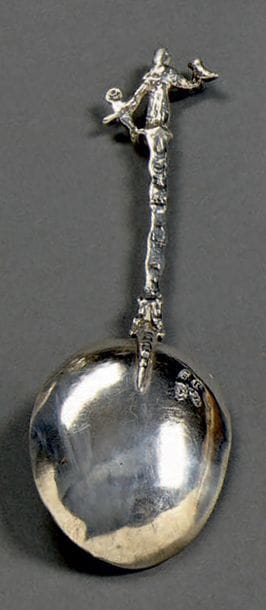 Large cuillère en argent fondu, le manche...