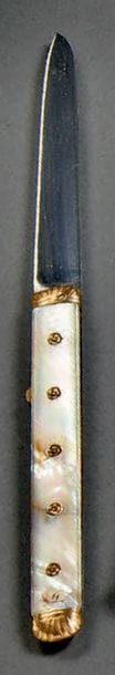 Couteau pliant, manche à plaquettes de nacre...