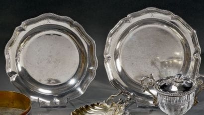 Plat rond creux en argent à cinq lobes, modèle...