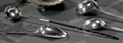Cuillère à punch en argent, manche en fanon...