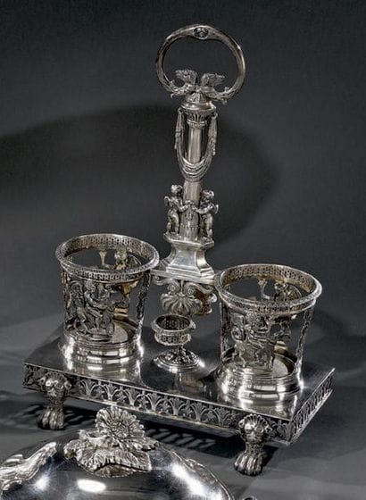 Bel huilier-vinaigrier en argent sur terrasse...