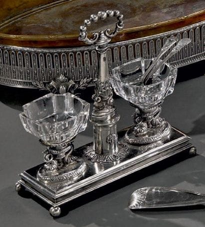 Salière double en argent sur plateau rectangulaire...