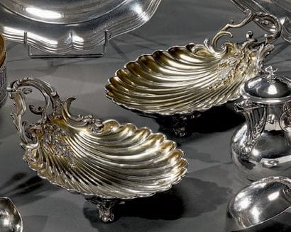 Belle paire de présentoirs coquille en argent...
