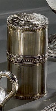 Belle boîte cylindrique couverte en argent...