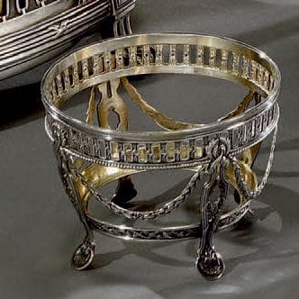 Coupe ronde en argent ajouré reposant sur...