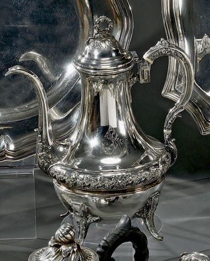 Cafetière balustre en argent ceinturée d'une...