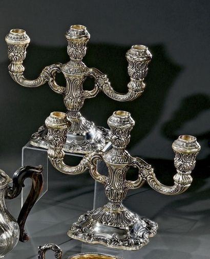 Paire de candélabres bas en argent repoussé...