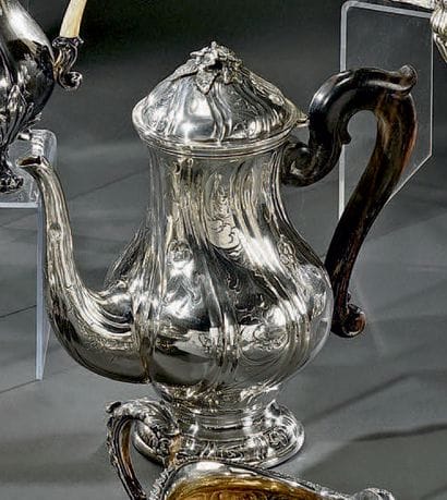 Verseuse balustre sur piédouche en argent...