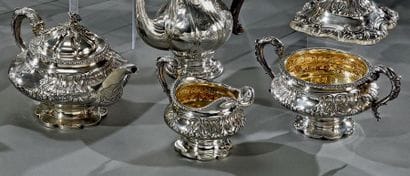 Beau service à thé balustre en argent repoussé,...