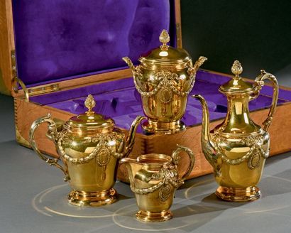 Rare service pour le thé et le café en vermeil...