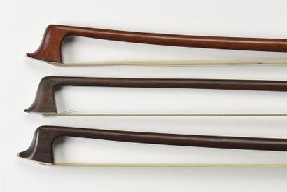 Lot de trois archets (deux violons et un...