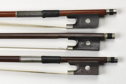 Lot de trois archets (deux violons et un...