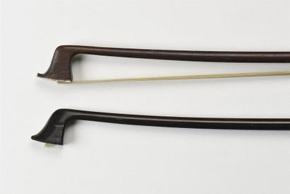 Lot de deux archets de violon montés maillechort,...