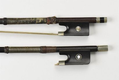 Lot de deux archets de violon montés maillechort,...
