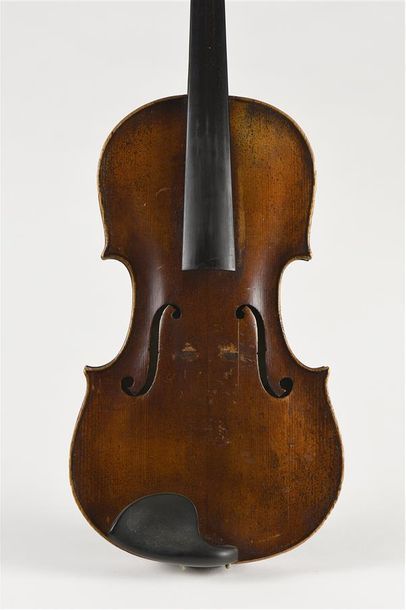 Violon anonyme. Une fente d'âme sur la table...