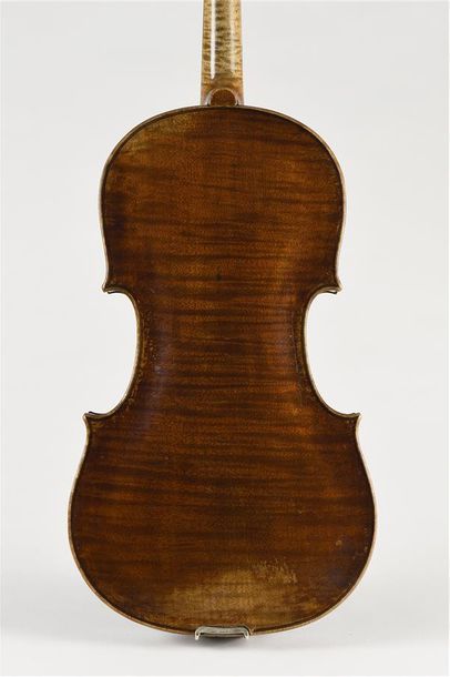 Violon anonyme. Une fente d'âme sur la table...