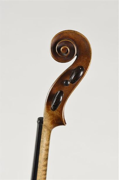 Violon anonyme. Une fente d'âme sur la table...