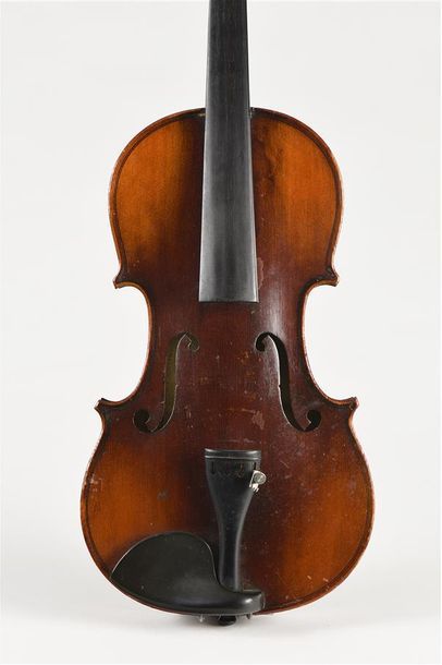 Violon portant une étiquette Mansuy à Paris....