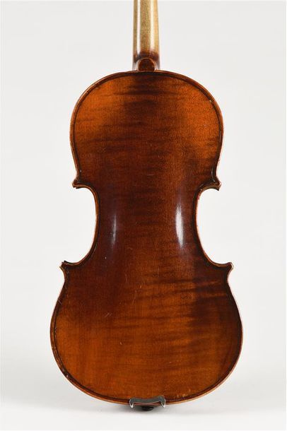 Violon portant une étiquette Mansuy à Paris....