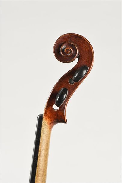 Violon portant une étiquette Mansuy à Paris....