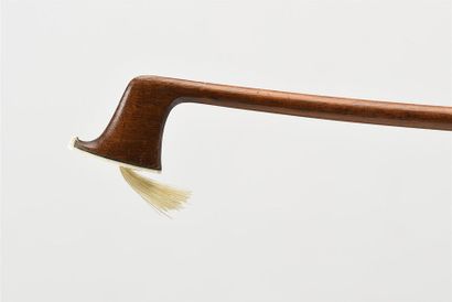 Archet de violon allemand monté argent. Poids...