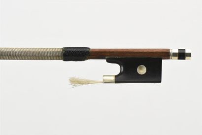 Archet de violon allemand monté argent. Poids...