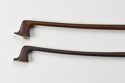 Lot de deux archets de violon montés maillechort,...