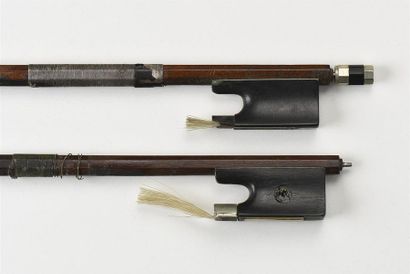 Lot de deux archets de violon montés maillechort,...
