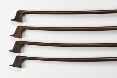 Lot de quatre archets de violon en bois exotique...