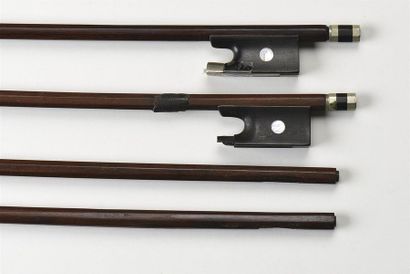 Lot de quatre archets de violon en bois exotique...