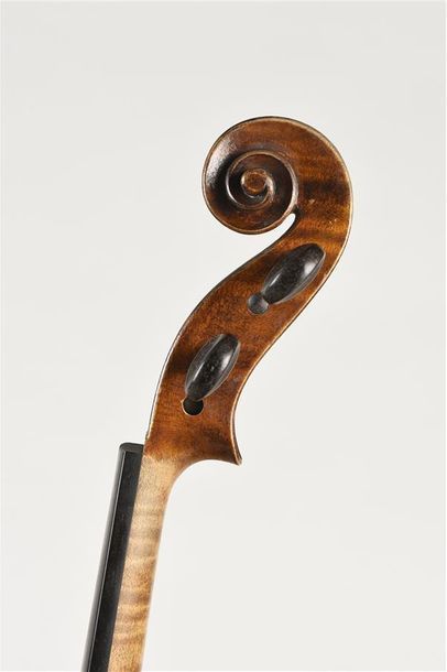 Violon français portant l'étiquette Terminé...