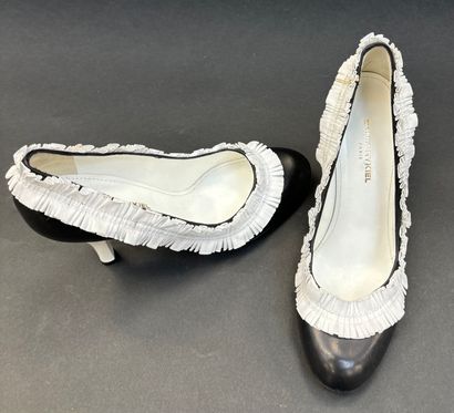 Sonia RYKIEL
Paire d'escarpins en cuir noir...