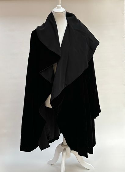 Christian DIOR 
Cape du soir 
noir en velour...