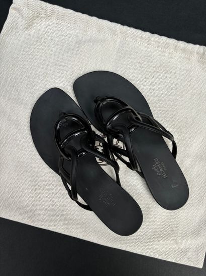 Hermès Paris
Paire de tongs modèle Egérie
En...