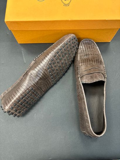 Tod's
Paire de mocassins homme 
En cuir reptile...