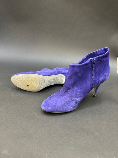 MELLOW YELLOW
Paire de boots en daim violet,...