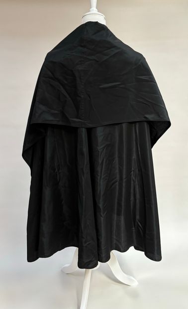 Ritmo de Perla 
Manteau cape noir en acétate...