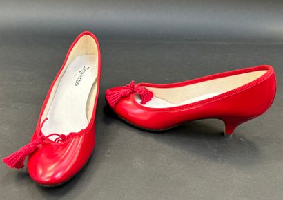 Repetto
Paire d'escarpins en cuir rouge,...