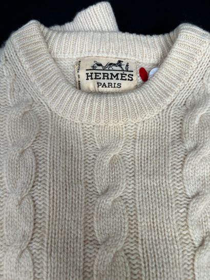 Hermes Paris
Pull en cachemire écru à torsades
Taille...