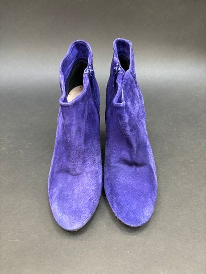 MELLOW YELLOW
Paire de boots en daim violet,...