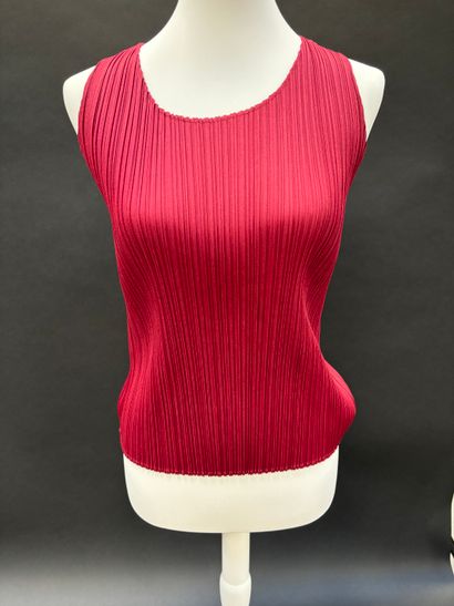 Set of pleated silk garments including 
PLEATS...