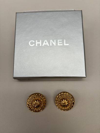 Nina Ricci 
Pair of ear clips
In gilded metal...