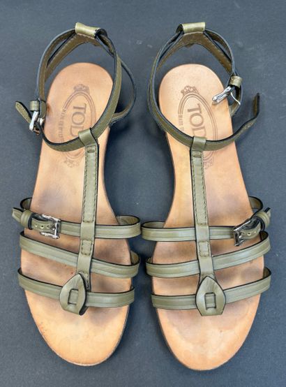 TOD'S
Paire de sandales nu pieds en cuir...